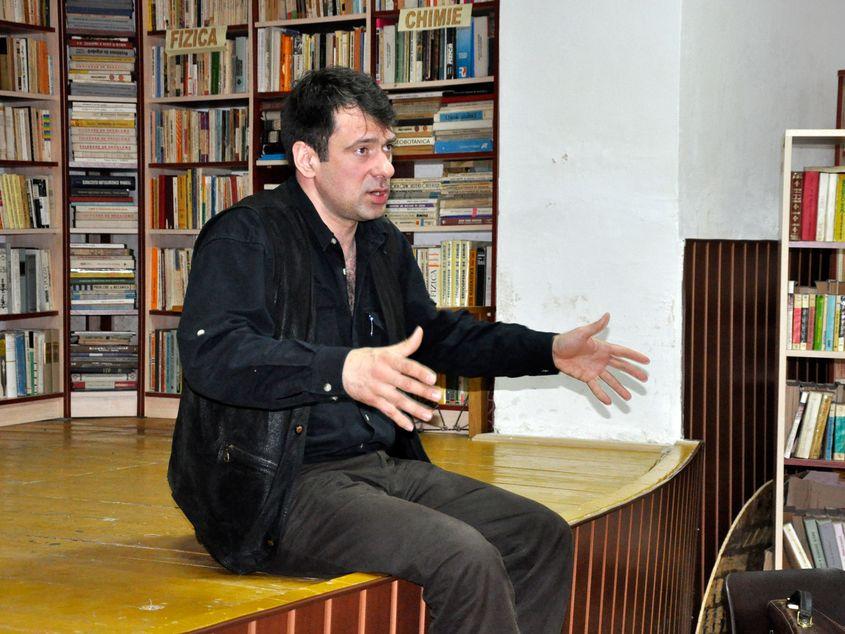 Scriitorul Claudiu M. Florian, la o întâlnire cu publicul. Foto: Arhiva personală