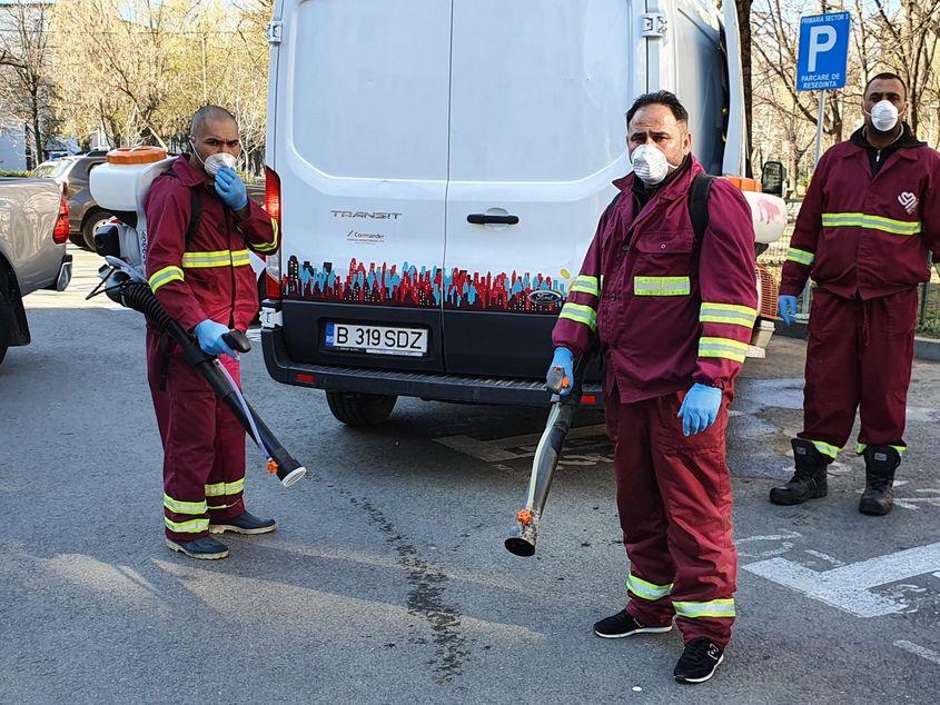 Angajații companiilor de stat, precum acești lucrători care dezinfectează locurile de joacă din Sectorul 3, își vor primi salariile la timp. Dar sectorul privat este profund afectat de criza economică generată de epidemia noului coronavirus.
La acest articol au contribuit: Maria Tufan, Ioana Epure, Valentin Șchiopu, Lucian Muntean, Adrian Mihălțianu