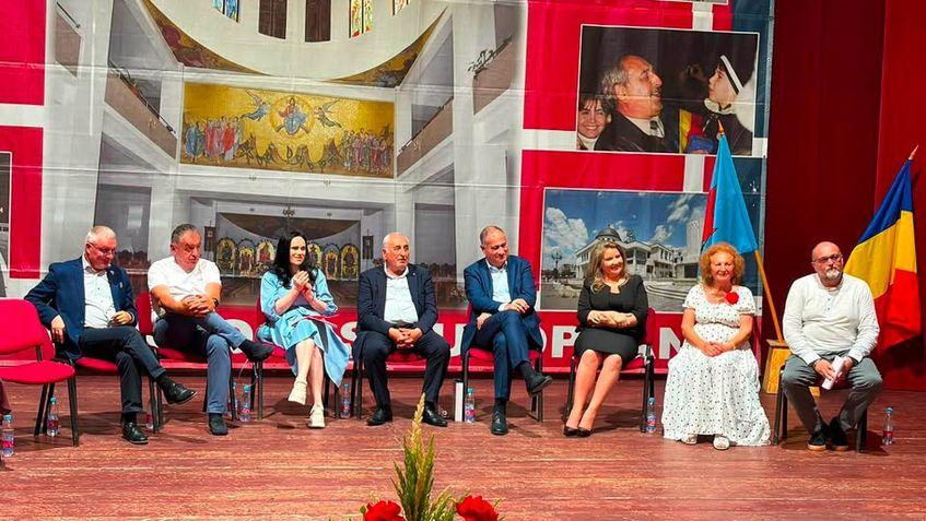 Preotul Dan Pavel (primul din dreapta) a fost ales președintele organizației locale a PSD în prezența deputatului Marian Neacșu (al patrulea din dreapta) și a fostei ministre Simona Bucura Oprescu (a treia din stânga). Preotul Pavel este un apropiat al primarul din Topoloveni, Gheorghiță Boțârcă (aflat între Neacșu și Bucura-Oprescu). Foto: Facebook/PSD Argeș