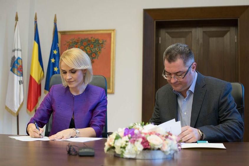 Medicul Andrian Țîbîrnă, managerul Spitalului Obregia, alături de primarul Capitalei. Foto: Pagina de Facebook a Gabrielei Firea