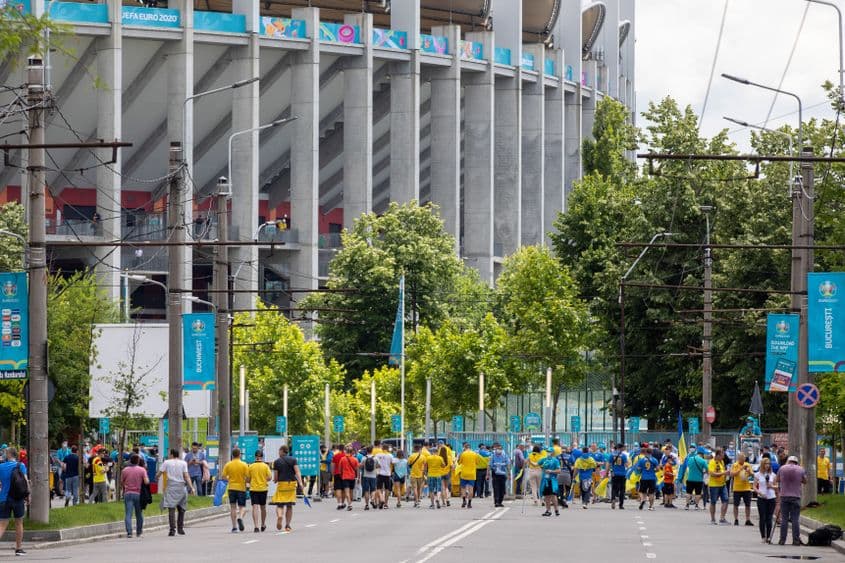 Suporteri sosesc la Arena Națională pentru a asista la meciul de fotbal dintre Ucraina și Macedonia de Nord, în România, în cadrul grupei C a UEFA EURO 2020, în București, 17 iunie 2021. Inquam Photos / Bogdan Buda