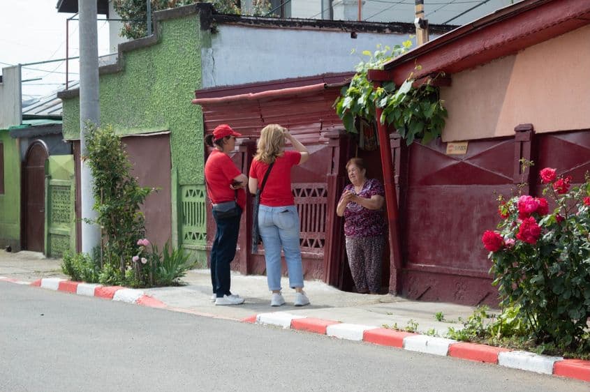 Când aude că e așteptată la vot pe 9 iunie, o localnică profită de ocazie pentru a reclama niște probleme. Foto: Mircea Pătrașcu