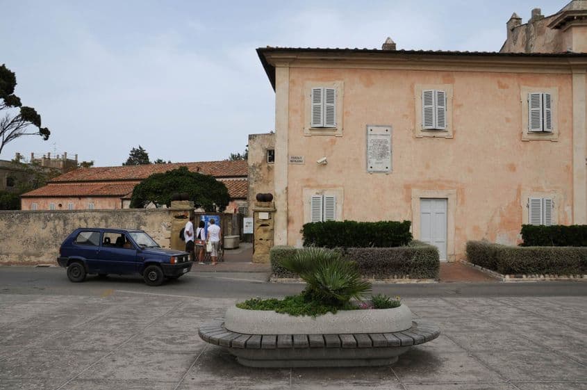 Villa dei Mulini a fost construită de Marele Duce Gastone de Medici în 1724. Napoleon a locuit aici în toată perioada exilului său din insula Elba, 1814-1815.