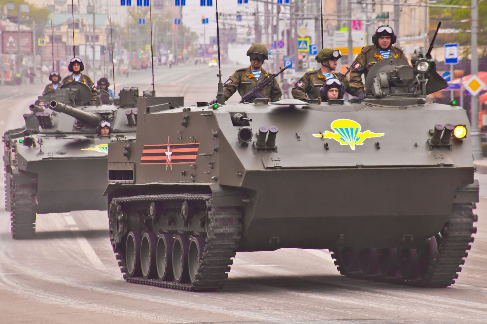 Timpul paradelor pe străzile orașelor rusești pare a fi apus. Acum, Putin face paradă de tehnică militară direct pe teren. Foto: Mikhail Semenov | <a target="_blank" rel="noreferrer noopener" href="https://www.dreamstime.com" target="_blank">Dreamstime.com</a>