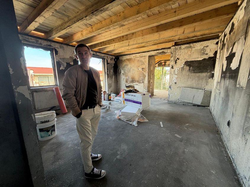 Consilierul local Daniel Meze, în apartamentul ADIZMC de unde a plecat incendiul din 9 septembrie. Foto: Bianca Felseghi