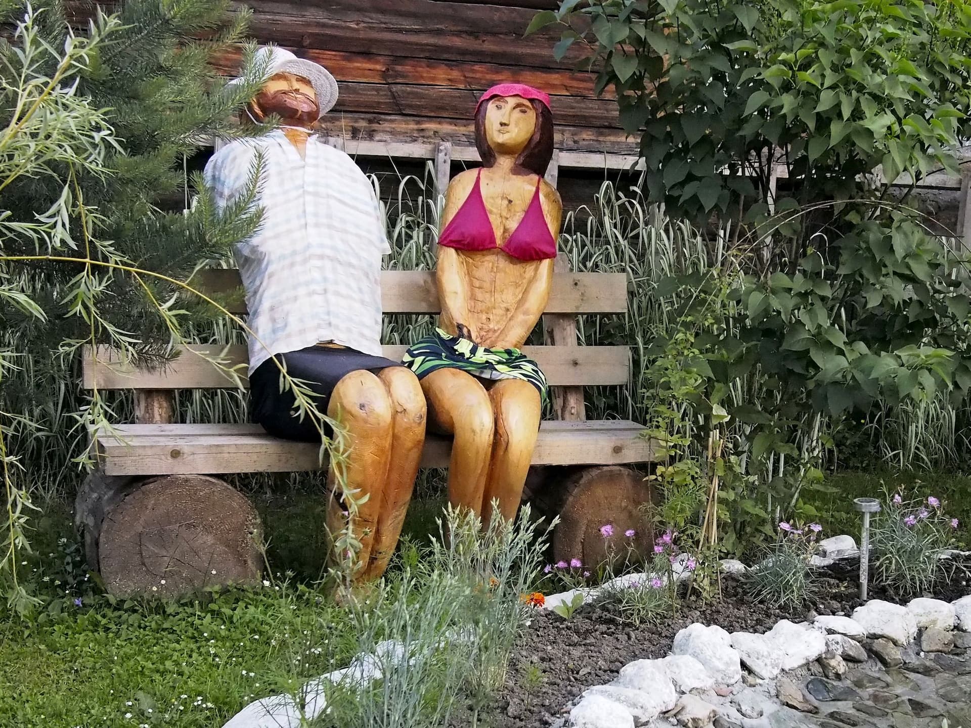 Pe <a target="_blank" href="https://pressone.ro/categorie/via-transilvanica" target="_blank" rel="noreferrer noopener">Via Transilvanica</a>, poți evada departe de oraș ca să dai de umorul de la sat. Badea Ion și Tușica Veta în variantă modernă. Foto: Voicu Bojan