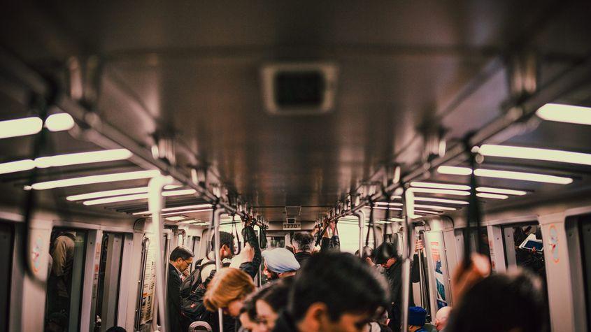 Transportul în comun supraîncărcat de azi ar trebui să devină istorie. Foto: Corey Agopian / Unsplash