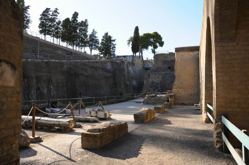 Toate clădirile din Herculaneum au fost acoperite de un strat de cenușă vulcanică de 20 de metri grosime, vizibil în stânga imaginii. Foto: Lucian Muntean
