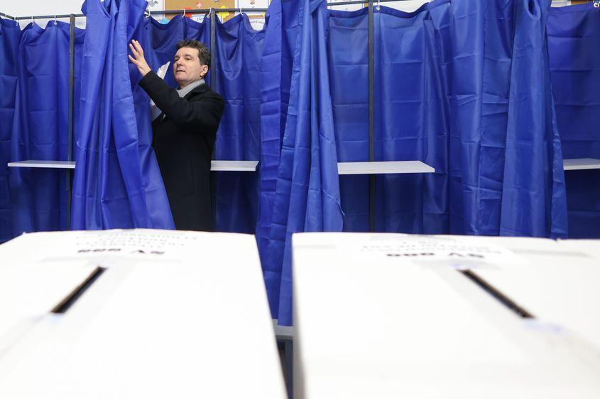 Nicușor Dan, primarul general al capitalei, votează în turul I al alegerilor prezidențiale și la referendumului legat de București, 24 noiembrie 2024. Inquam Photos / George Călin