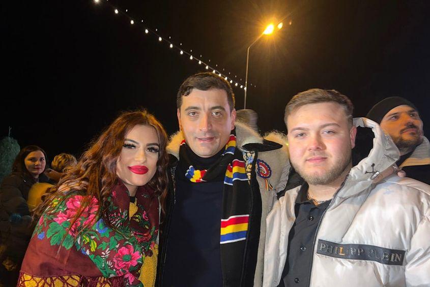 George Simion se pozează cu 2 petrecăreți care au participat la Revelionul AUR (2023-2024). Sursă foto: Facebook