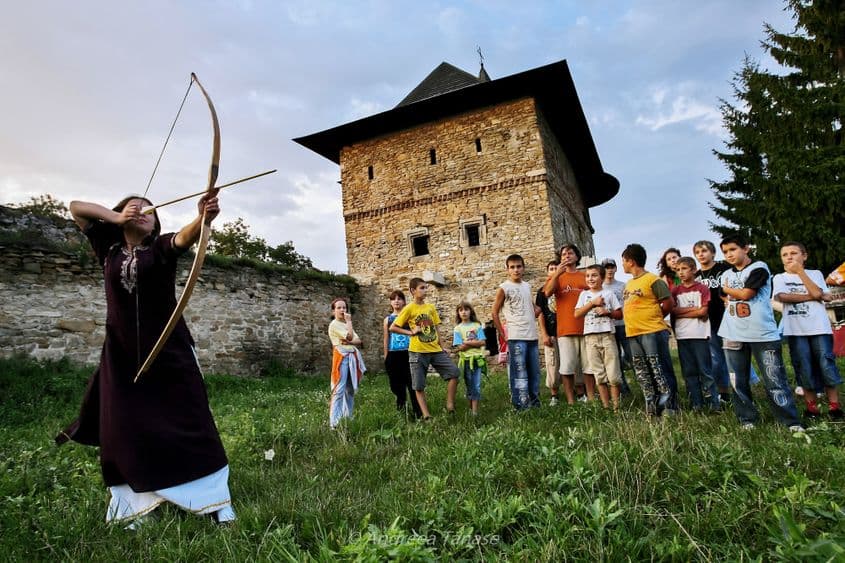 Seri medievale organizate la mănăstirea Zamca, Suceava.
