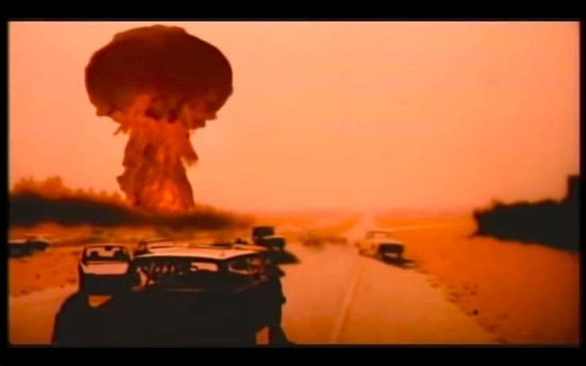 "The Day After" (1983) prezintă efectele unui holocaust nuclear prin ochii locuitorilor unui orășel mic din Kansas