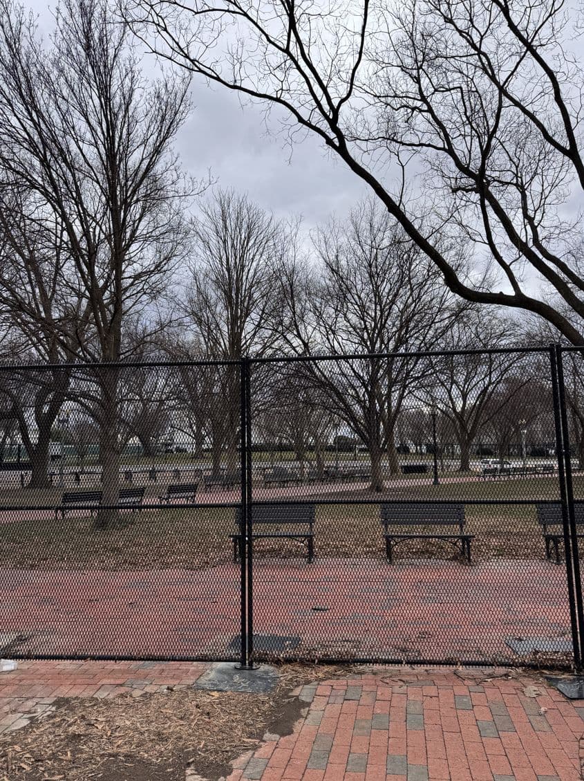 Piața Lafayette, Washington D.C. În spatele gardurilor, undeva, se află Casa Alba FOTO: Laura Popa