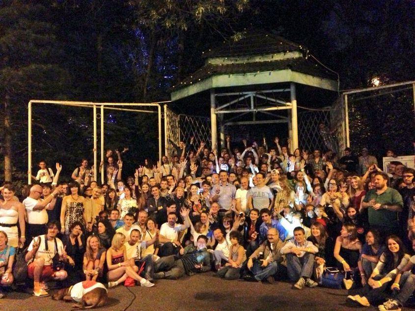 Echipa electorală a lui Navalnîi în parcul Sokolniki din Moscova. Navalnîi e în centru, iar Șomin e mai jos, în poziția culcat, cu telefonul în mână. Sursă foto: arhiva personală a lui Șomin