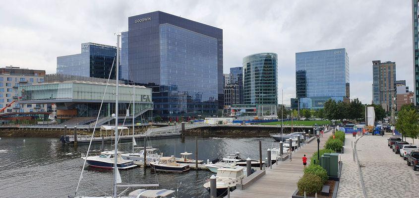 Zonele comerciale alternează cu cele rezidențiale și de relaxare