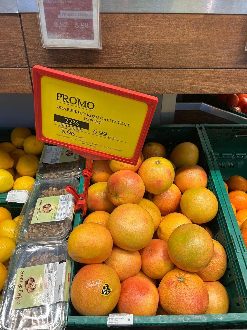 Alin caută în fiecare zi reducerile din magazine. În ziua când ne-am întâlnit era fericit că găsise grapefruit la reducere. Foto: Bianca Dragomir