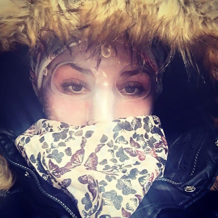 Așa iese Adina la plimbare: masca îi protejează pielea de frig și de microbi.