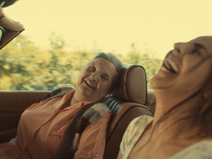 Cum faci un scurtmetraj cu o bunică de 85 de ani: „Aceeași mamaie, cu sau fără cameră”