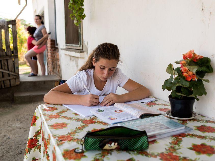Volumul temelor de casă în timpul liceului prezice semnificativ performanța elevului, spun studiile de specialitate. Foto: Raul Ștef