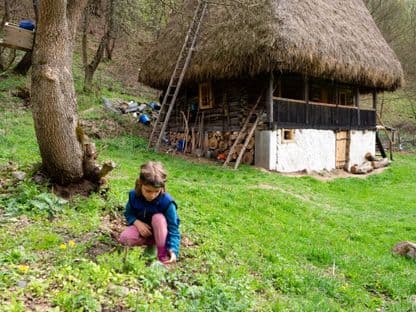 Alice, mezina familiei Suliman, care s-a mutat în urmă cu cinci ani într-un cătun din Apuseni. Fotografii: Raul Ștef