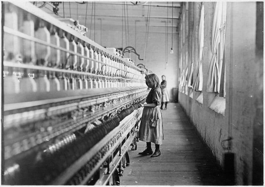 "Sadie Pfeifer are puțin peste un metru și lucrează în manufacturile de bumbac din Lancaster", nota Lewis Hine în jurnalul său, la începutul secolului 20. Sursa foto: wikimedia.org