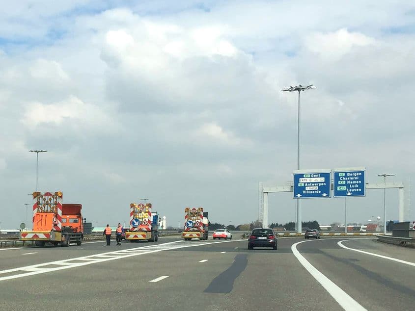 După atentatul de dimineață, intrarea în Aeroportul Zaventem a fost blocată.