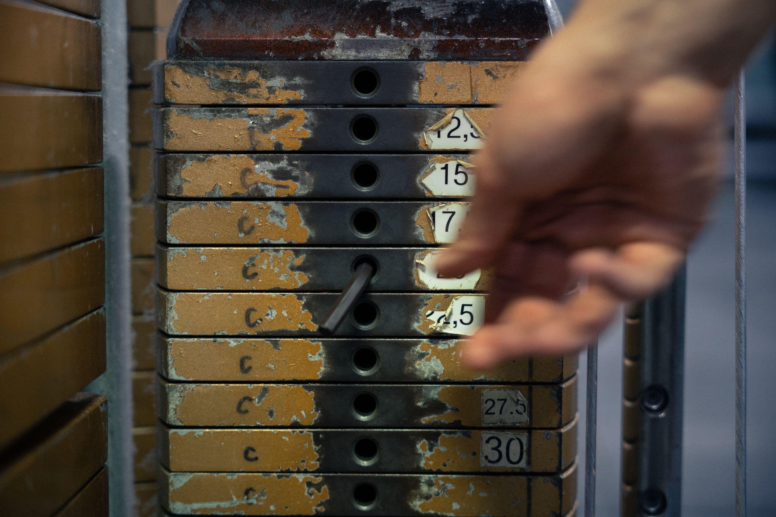 Foto: Daria Gizdavu. M ajustează greutatea cu care urmează să lucreze la aparat.