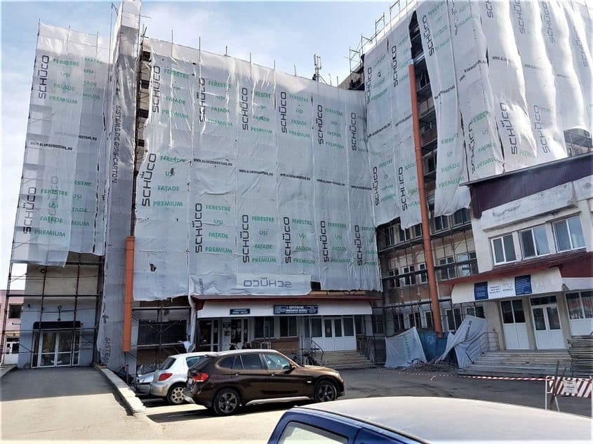 Spitalul din Buhuși este în renovare. Când va arăta ca nou, ar putea fi desființat. Foto: Dragoș Bora