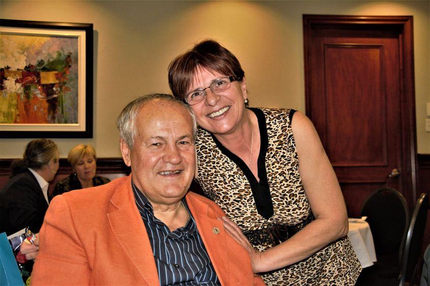 Didina Lulelaru și ziaristul sportiv Daniel Diaconescu, la o strângere de fonduri pentru emisiunea de radio „Ora românească”.