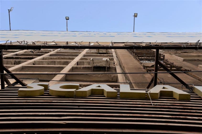 Este esențial să te depărtezi de fațadele insalubre ale clădirilor. Foto: Lucian Muntean