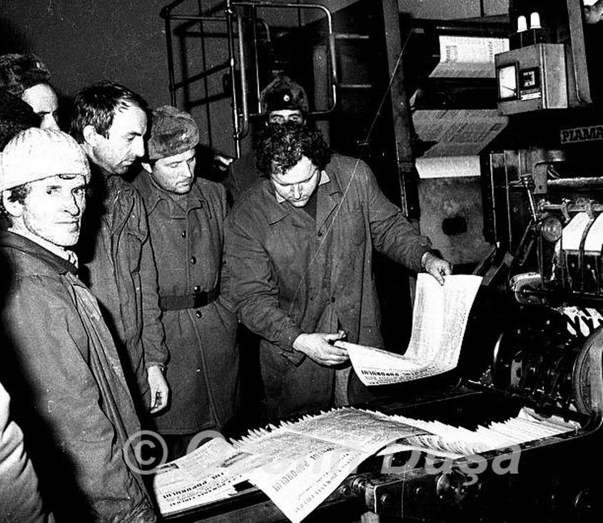 Tipograful Pantelimon Murgu scoate din rotativă primele ziare libere. Murgu a fost un erou cu câteva luni înainte, când a sabotat rotativa pe care comuniștii voiau să o doneze tovarășilor lor din Grecia.