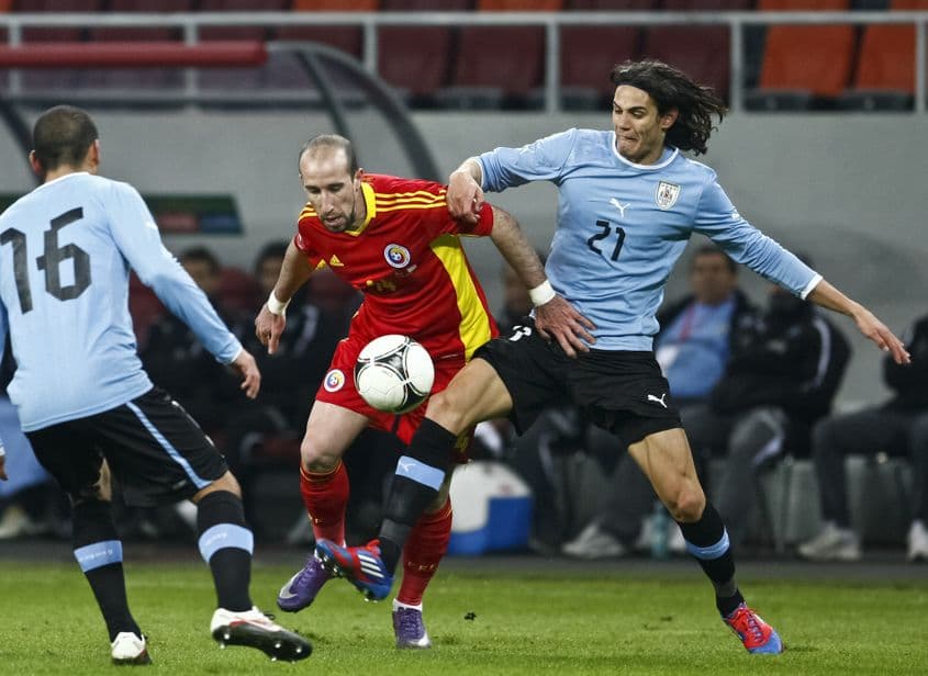 Iasmin Latovlevici se luptă pentru minge cu Cavani Gomez în timpul meciului amical de fotbal dintre România și Uruguay, 29 februarie 2012. Meciul a avut loc pe Arena Națională. Scor final: 1-1. Foto: © Ad C | Dreamstime.com