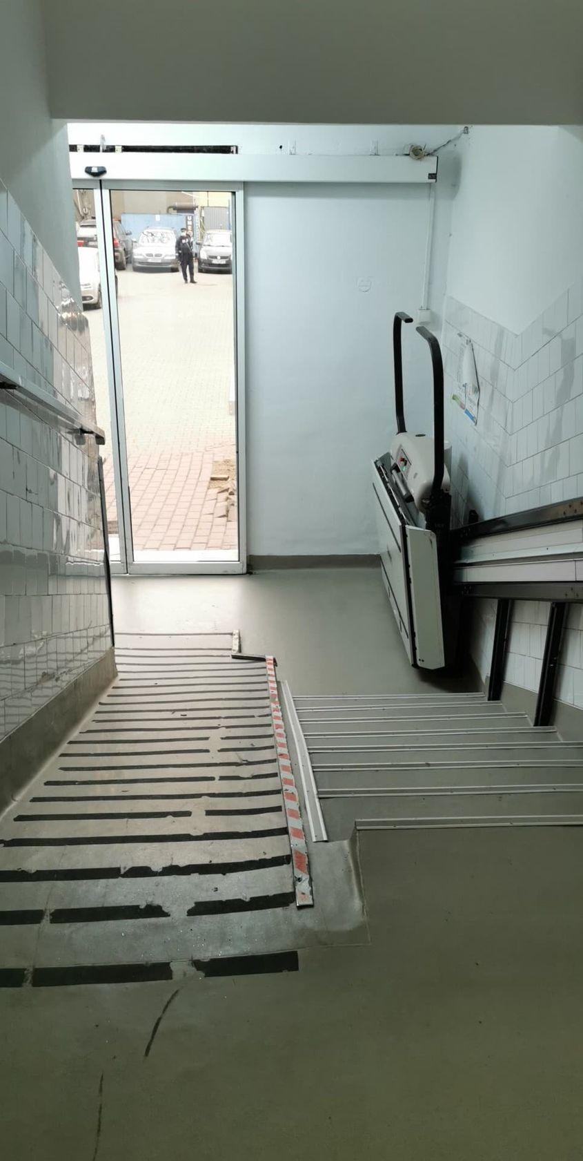 Rampa de acces de la clinica de Ortopedie arată ca și cum ar fi fost proiectată în colaborare cu cei ce au realizat trambulina pentru sărituri cu schiurile de la Garmisch-Partenkirchen