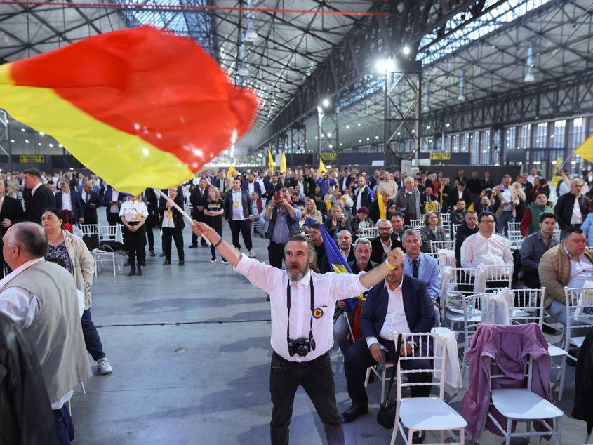 Alianţa pentru Unirea Românilor dă startul campaniei pentru alegerile din 9 iunie cu candidaţii pentru alegerile locale din Capitală și pentru europarlamentare, la Hala Laminor din București, 9 mai 2024. Inquam Photos / George Călin