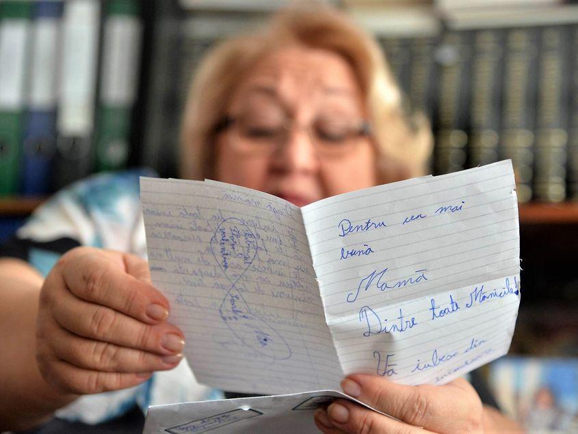 Mia Scarlat ne arată o scrisoare "pentru cea mai bună mamă dintre toate mămicile". Fotografii: Lucian Muntean