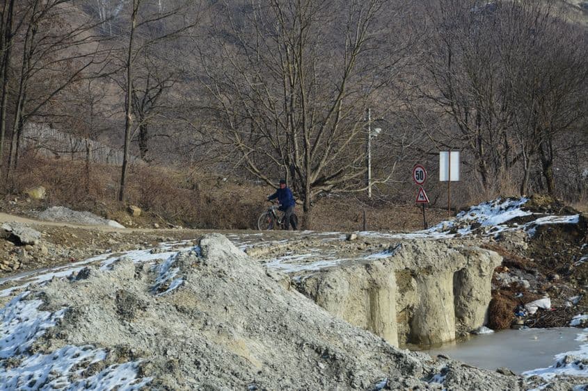 În Sărulești se vorbește despre alunecări de teren din moși strămoși. Nimeni n-a făcut nimic să se poată ajunge aici în condiții decente. Drumurile sunt criminale la propriu, iar noroiul murdărește totul. Bicicleta e cel mai la îndemână mijloc de transport pentru locuitorii comunei.