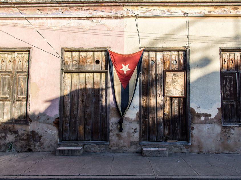 4 decembrie 2016. Portretul lui Fidel Castro e afișat alături de steagul Cubei pe o poartă din Santiago de Cuba. Foto: Cristian Mijea.