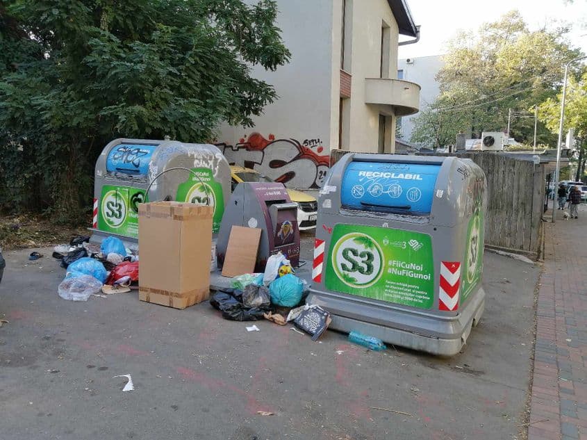 În unele zone, pubelele îngropate și cele de suprafață nu fac față la volumul mare de deșeuri. Foto: PressOne