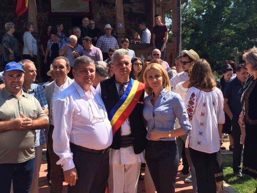 Primarul Virgil Baciu, în costum popular şi cu panglică tricoloră. Sursa foto: Facebook