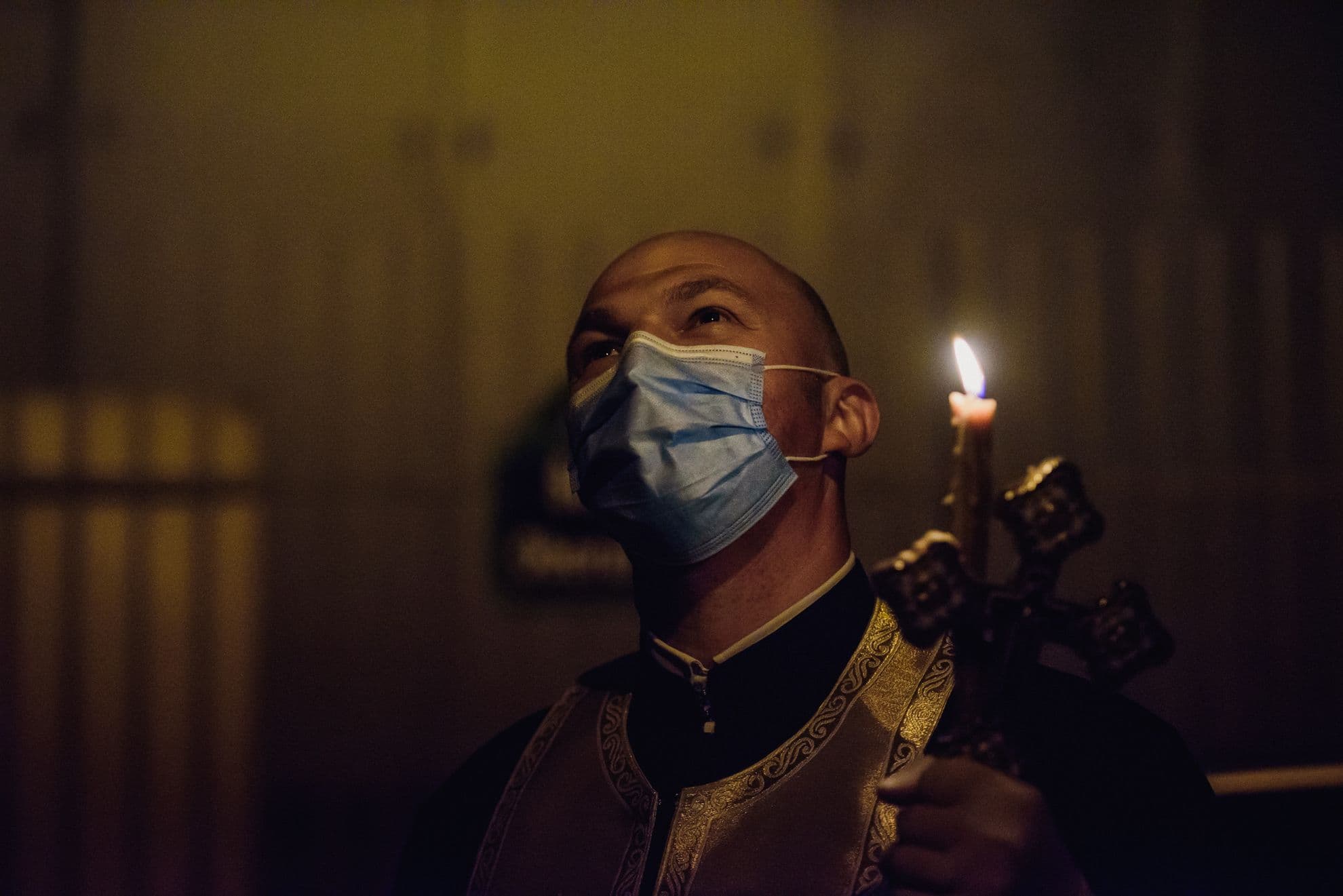 Și preoții au rolul lor pentru zeci de mii de români blocați în case