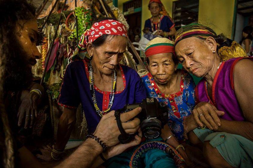 Reacție la prezența unui aparat foto în jungla din Kalimantan (Borneo). Foto: Tessa Moult-Milewska
