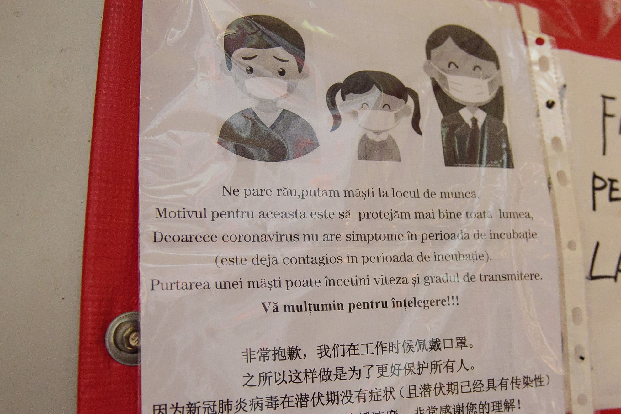 "Ne pare rău, purtăm măști la locul de muncă", scrie un comerciant chinez pe unul din semnele afișate din proprie inițiativă pe pereții magazinului său.