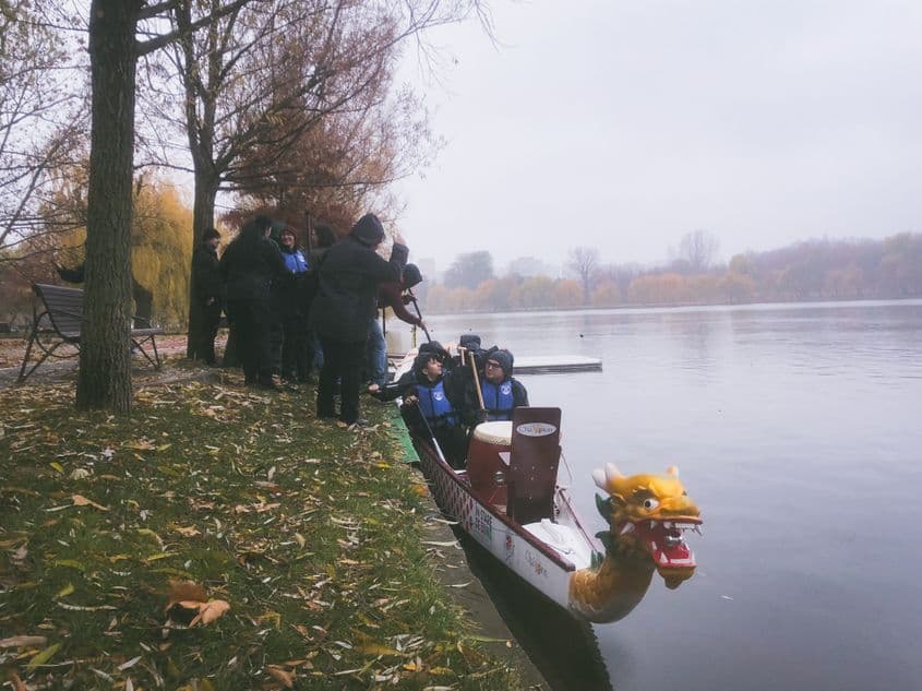 Urcarea în dragon boat. Foto: Andreea Soare