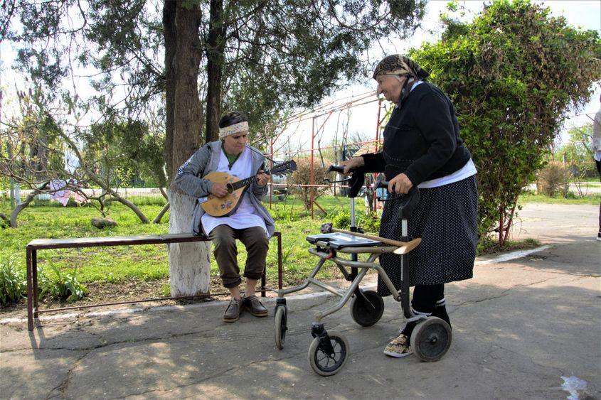 De la orfelinat, Aura Dogărescu a rămas doar cu amintirea bătăilor și cu mandolina.