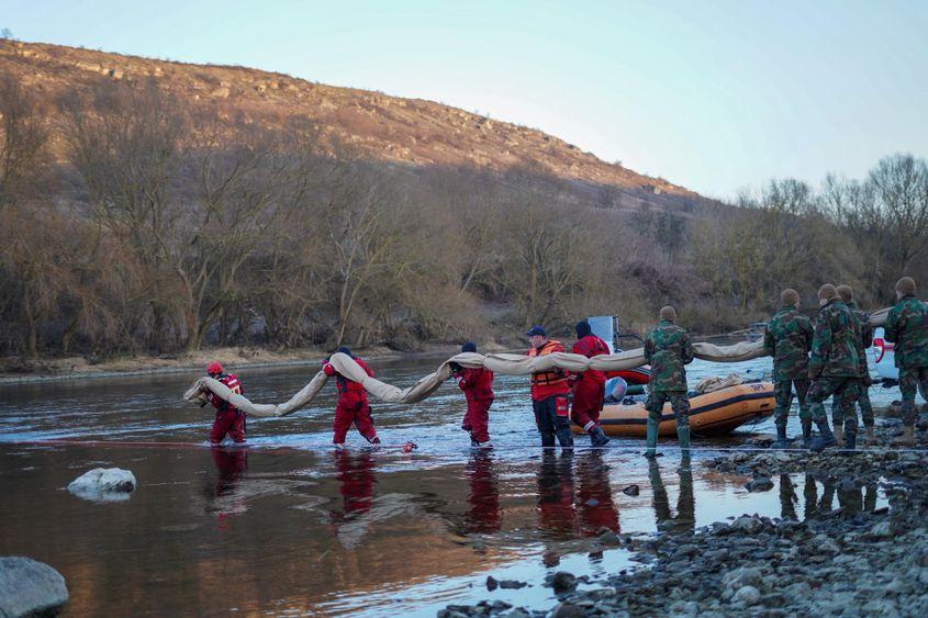 Pe Nistru se instalează baraje care ar trebuie să împiedice extinderea poluării. Pentru asta au fost mobilizate atât echipajele Inspectoratului General pentru Situații de Urgență, cât și militarii din Armata Națională a Republicii Moldova. Foto: Centrul Național de Management al Crizelor