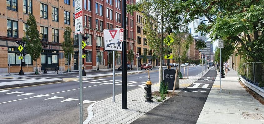 Așa trebuie să arate o pistă de biciclete veritabilă, nu ca imitațiile scumpe de la noi.