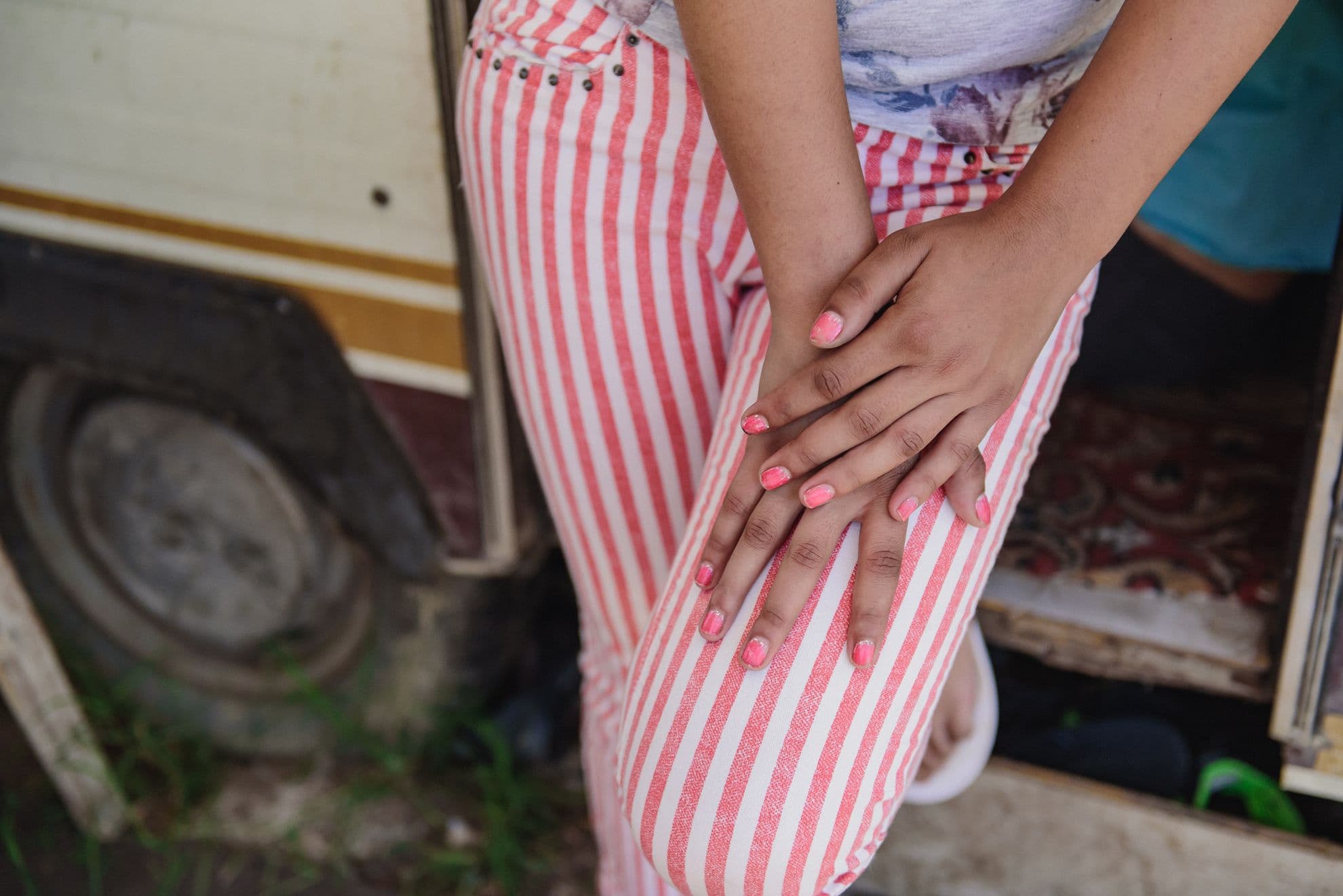 Călina, fericită că oja i se asortează cu pantalonii.