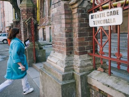 Opinie. Îndumnezeirea funcționarului public din România