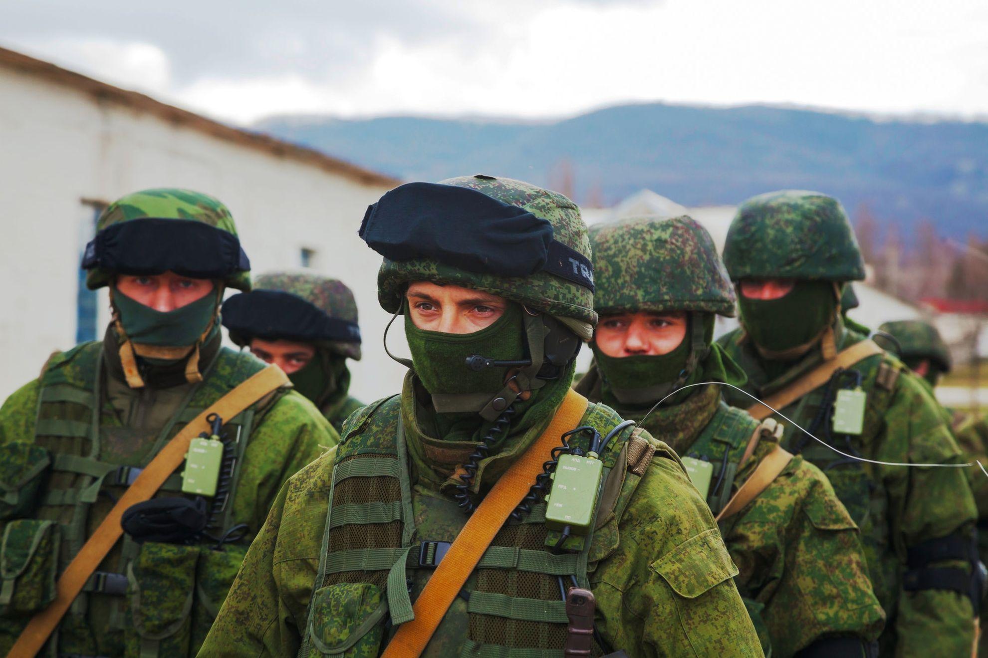 Omuleții verzi care au cucerit Crimeea sunt replicați acum de bătăușii fără uniformă din Belarus. Rusia recurge la orice mijloace pentru a-și asigura o zonă de securitate la frontierele sale vestice, dar știe să speculeze și conflictele de la granița sa sudică. Foto: Andreykr | <a target="_blank" rel="noreferrer noopener" href="https://www.dreamstime.com" target="_blank">Dreamstime.com</a>
