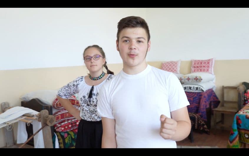 Captură din film tutorial de dans "Românește" realizat de Darius Jecan și Vanesa Pop, sat Frata.